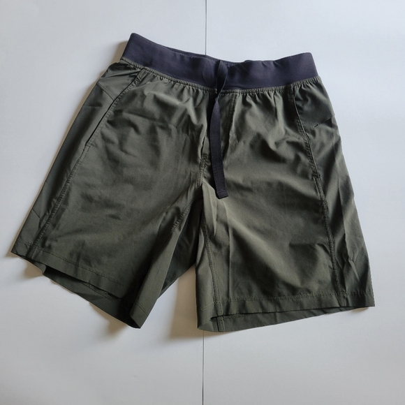 Lululemon athletica shorts. - Picture 3 of 10